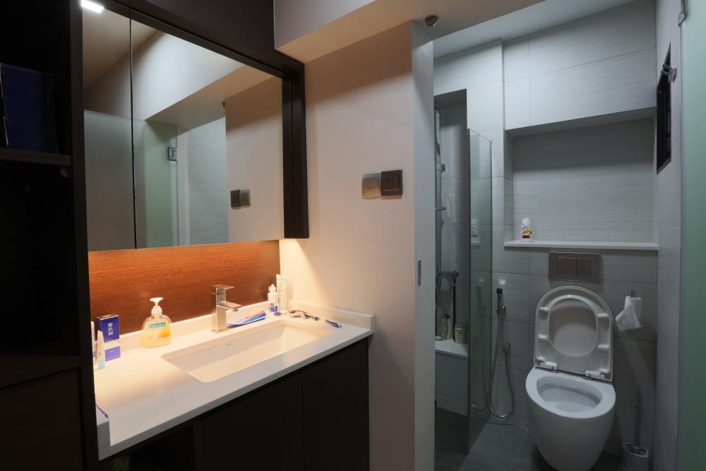 Contemporary Bathroom with Homogeneous Tiles and Vanity Counter