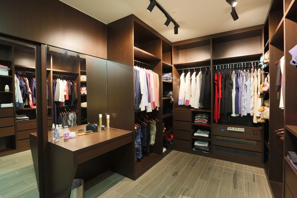 Contemporary Walk-in Wardrobe with Mirror and Clothes Storage