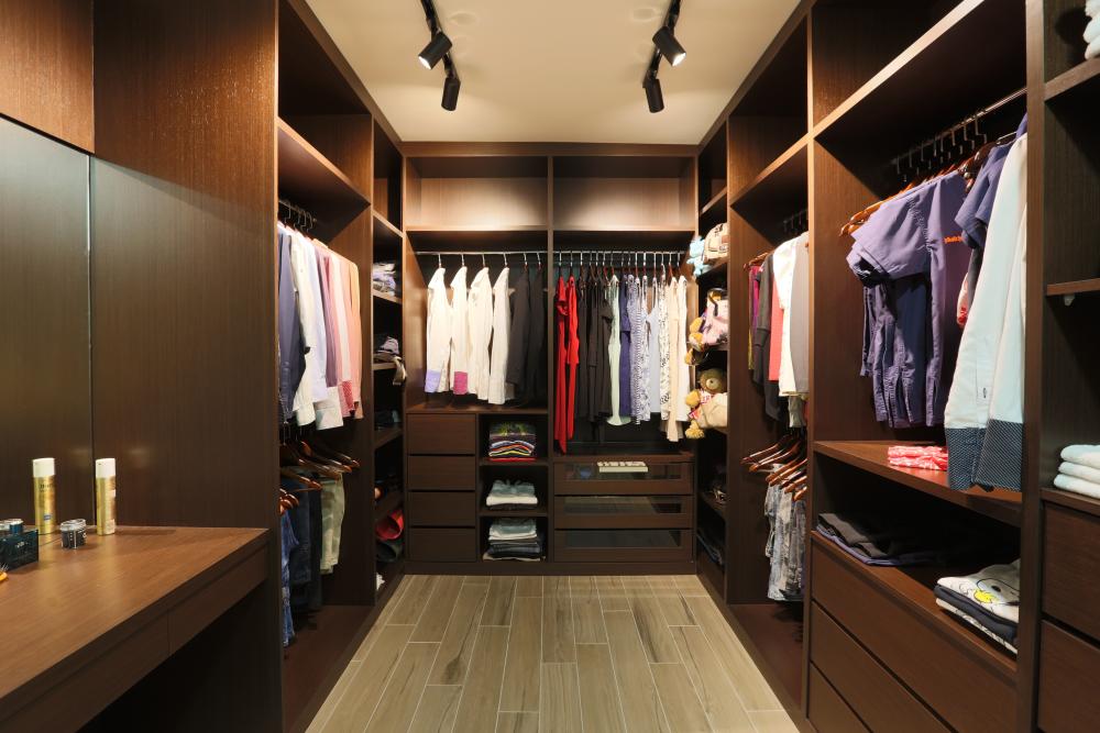 Contemporary Walk-in Wardrobe with Homogeneous Tiles and Mirror