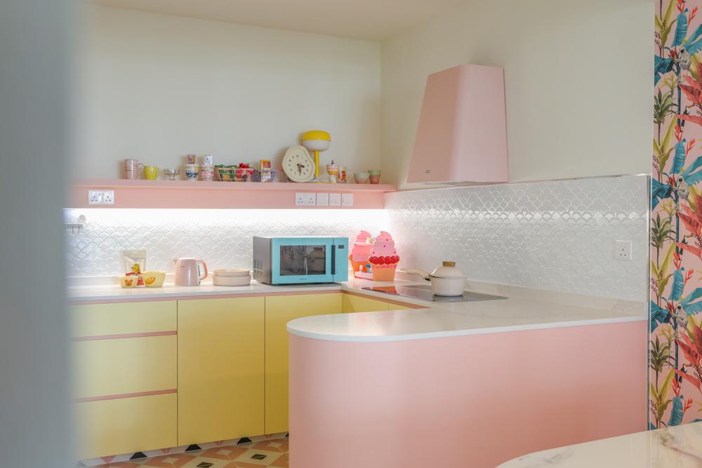 Modern Kitchen with Homogeneous Tiles and Open Kitchen