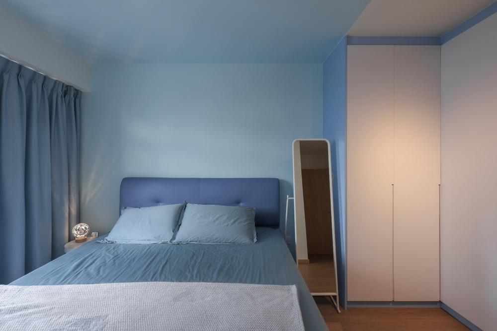Modern Bedroom with Vinyl Flooring and Wardrobe
