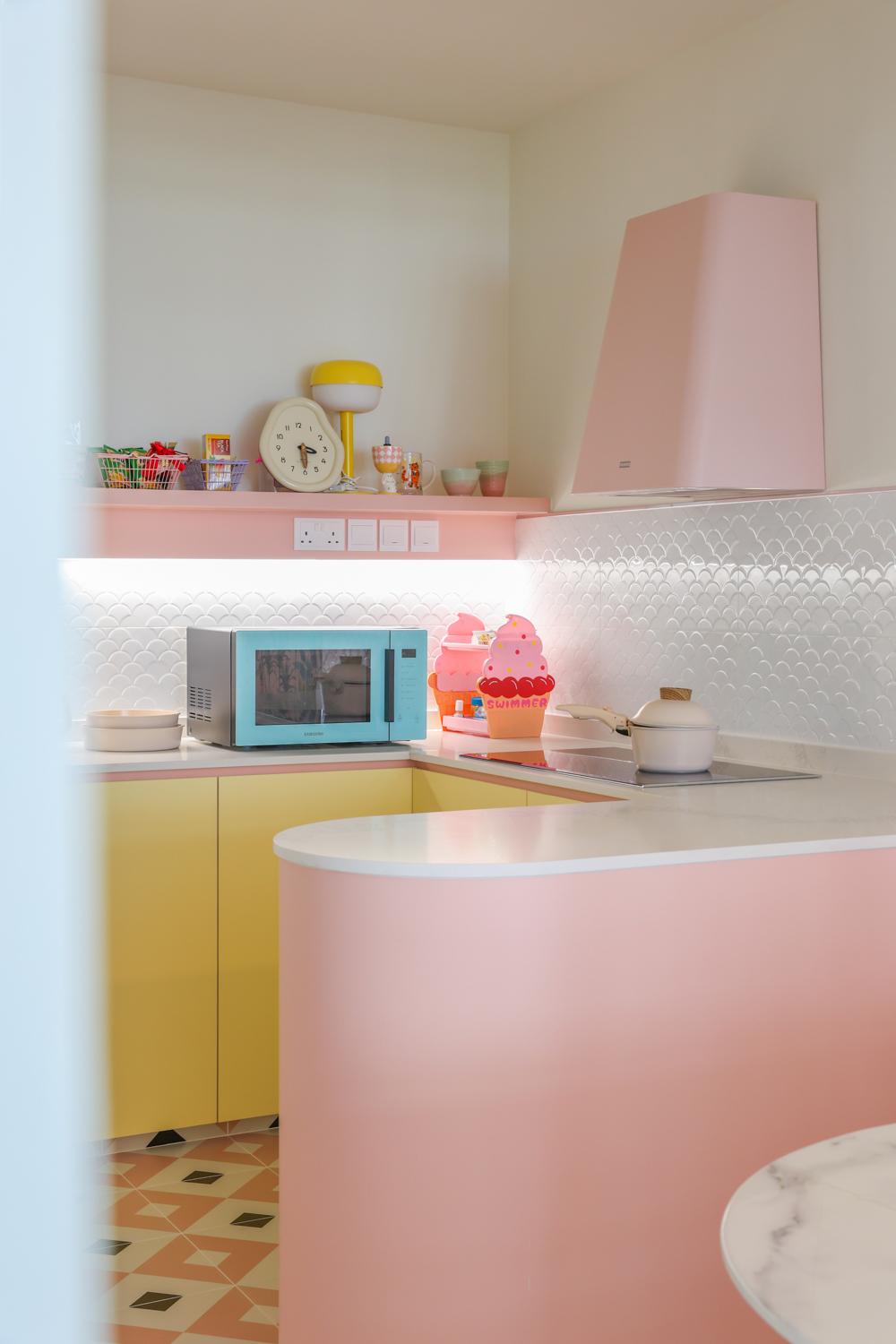 Modern Kitchen with Open Kitchen and Breakfast Counter