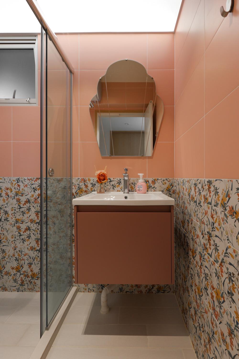 Modern Bathroom with Homogeneous Tiles and Mirror