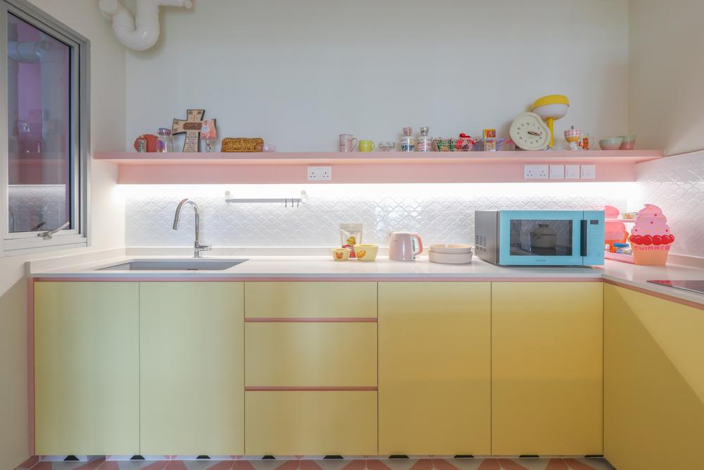 Modern Kitchen with Kitchen Backsplash and Kitchen Cabinets