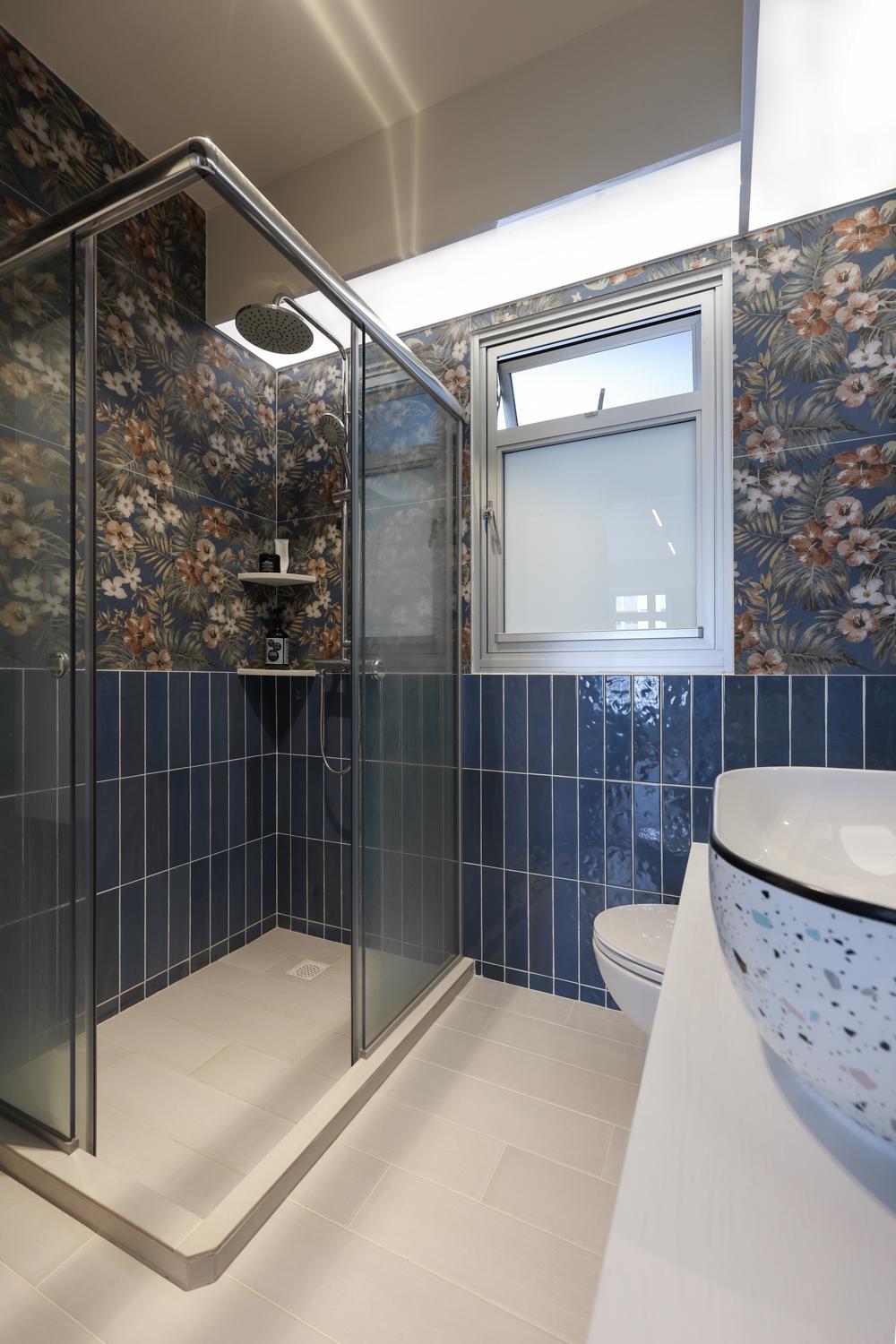 Modern Bathroom with Homogeneous Tiles and Shower Screen