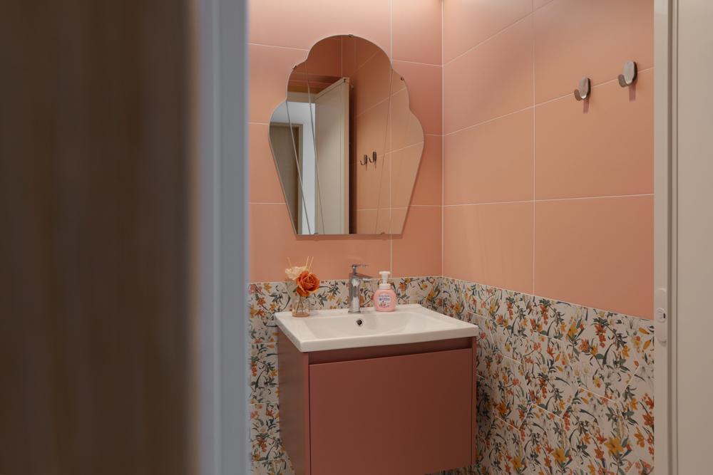 Modern Bathroom with Homogeneous Tiles and Mirror