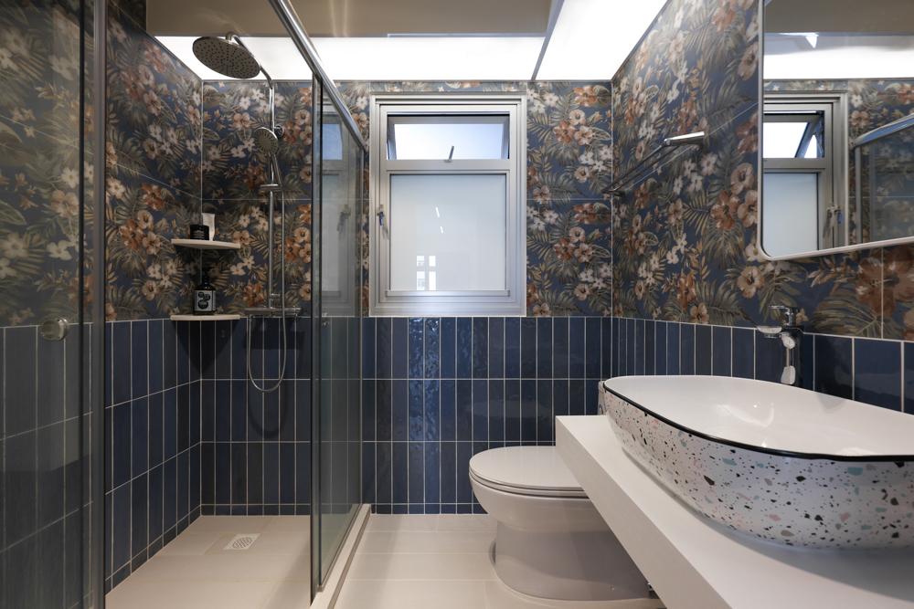 Modern Bathroom with Homogeneous Tiles and Mirror