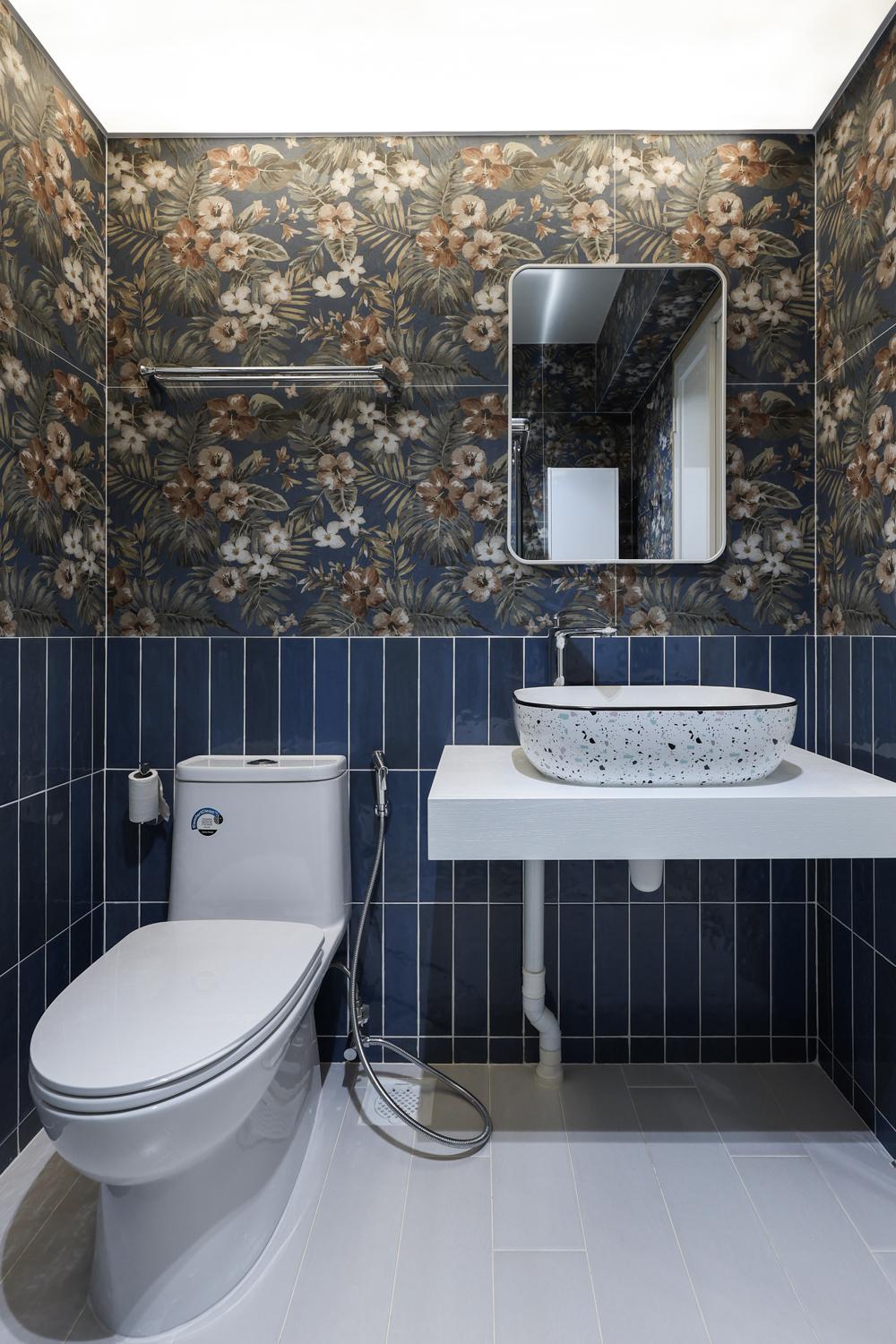 Modern Bathroom with Homogeneous Tiles and Mirror