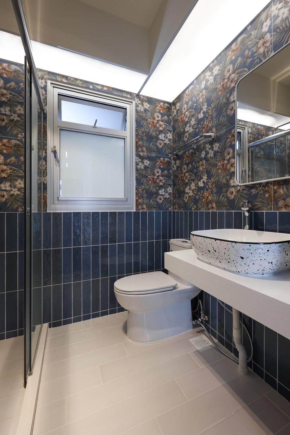 Modern Bathroom with Homogeneous Tiles and Mirror
