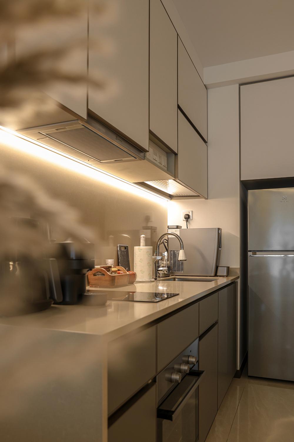 Modern Kitchen with Kitchen Backsplash and Kitchen Cabinets