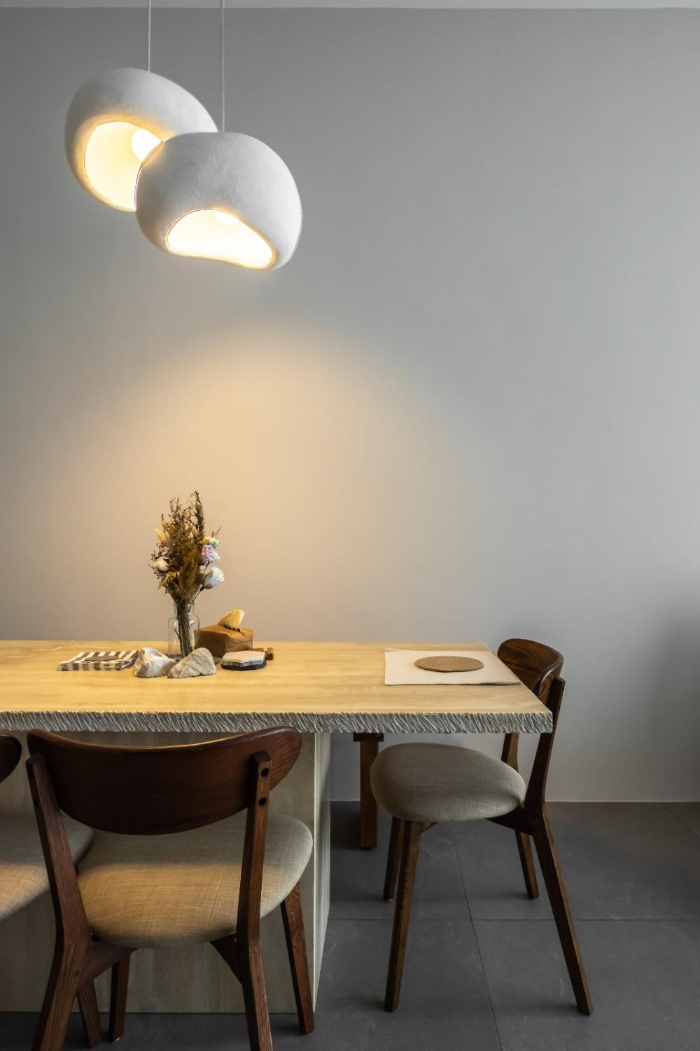 Contemporary Dining Room with Dining Table and Dining Chairs