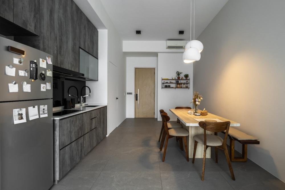 Contemporary Kitchen with Homogeneous Tiles and Open Kitchen