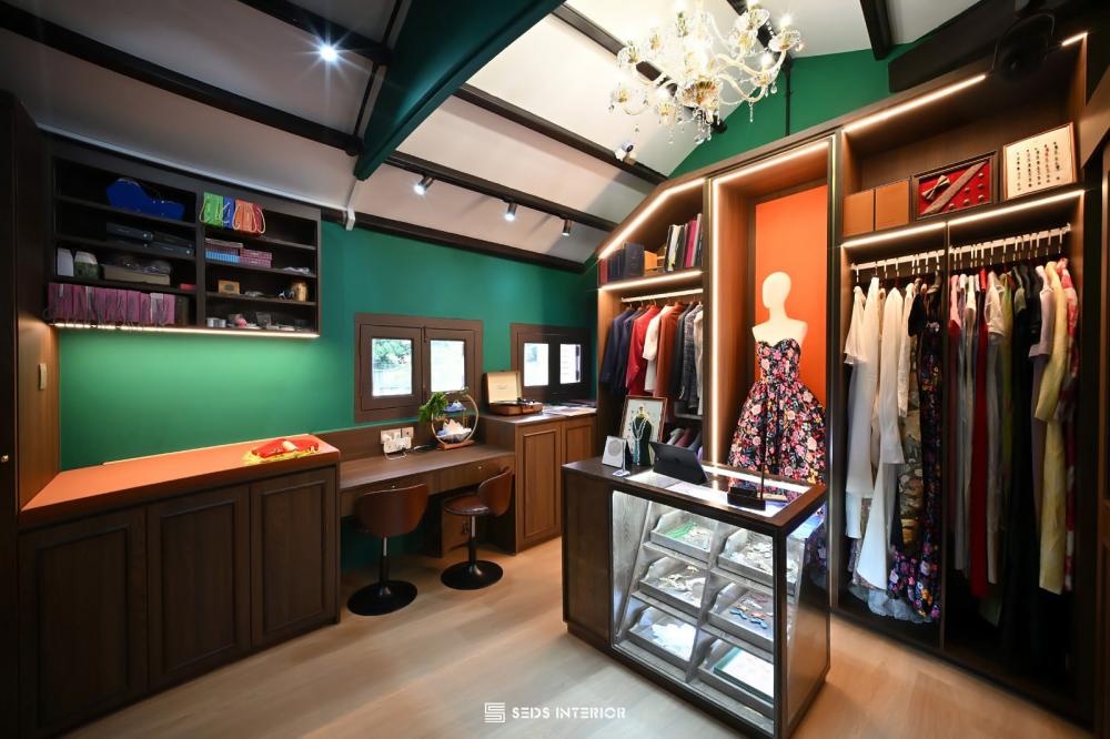 Vintage Walk-in Wardrobe with Mirror and Wardrobe