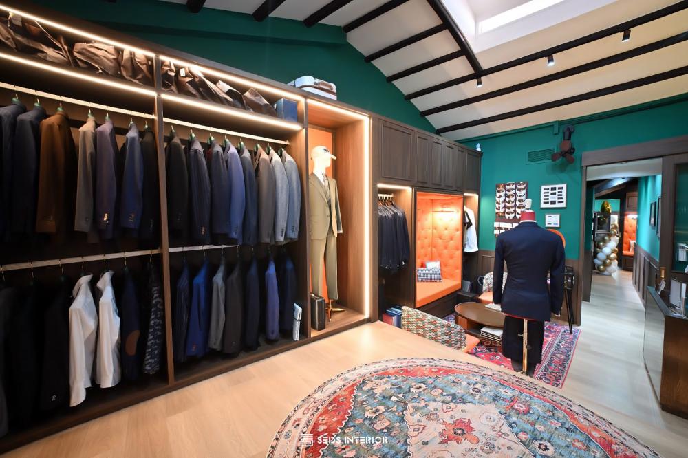 Vintage Walk-in Wardrobe with Mirror and Wardrobe
