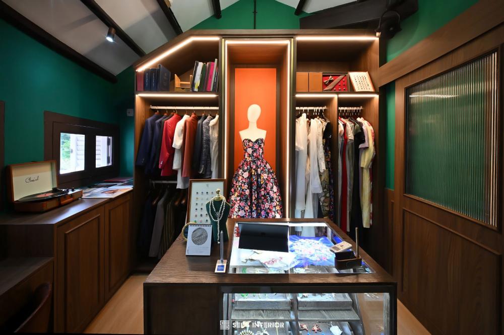 Vintage Walk-in Wardrobe with Mirror and Wardrobe