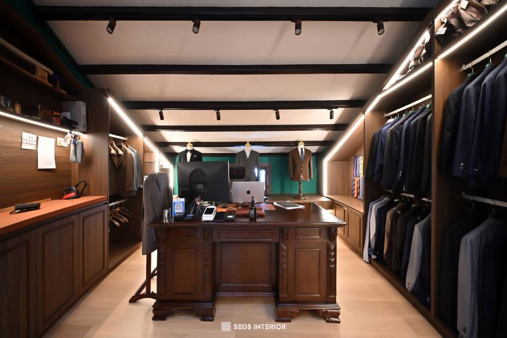 Vintage Walk-in Wardrobe with Mirror and Wardrobe
