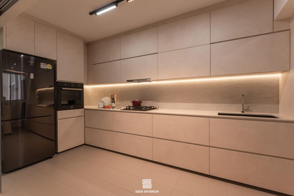 Minimalist Kitchen with Countertop and Homogeneous Tiles