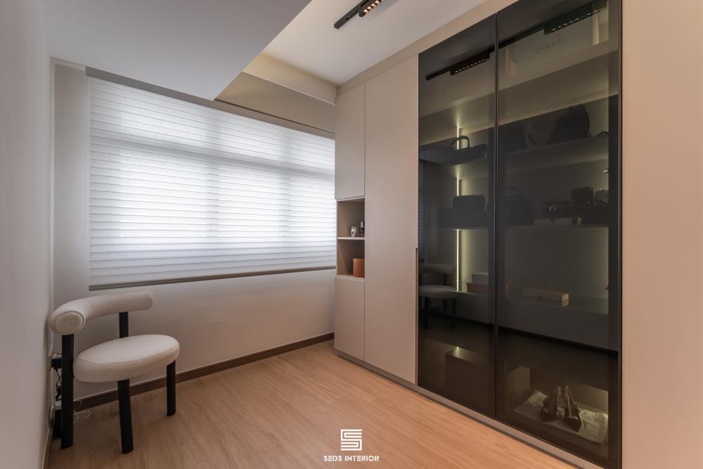 Minimalist Walk-in Wardrobe with Mirror and Wardrobe