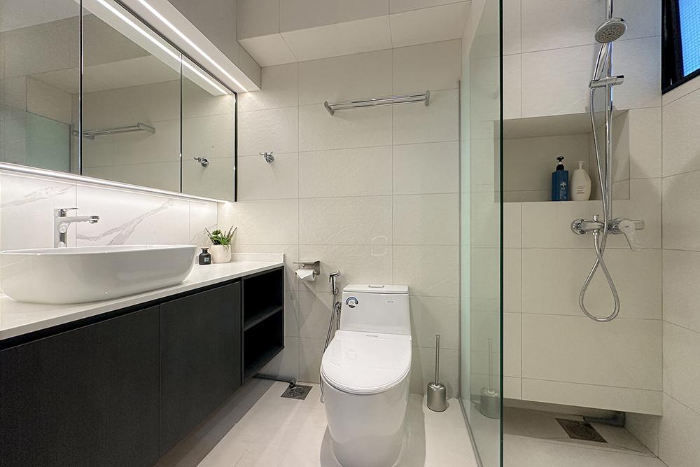 Minimalist Bathroom with Homogeneous Tiles and Mirror