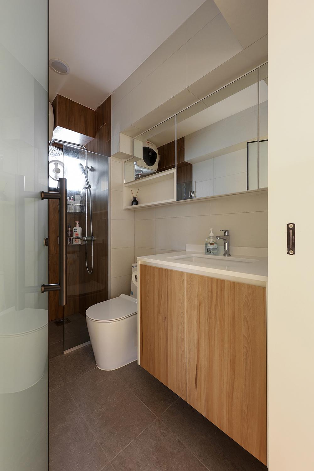 Minimalist Bathroom with Homogeneous Tiles and Mirror