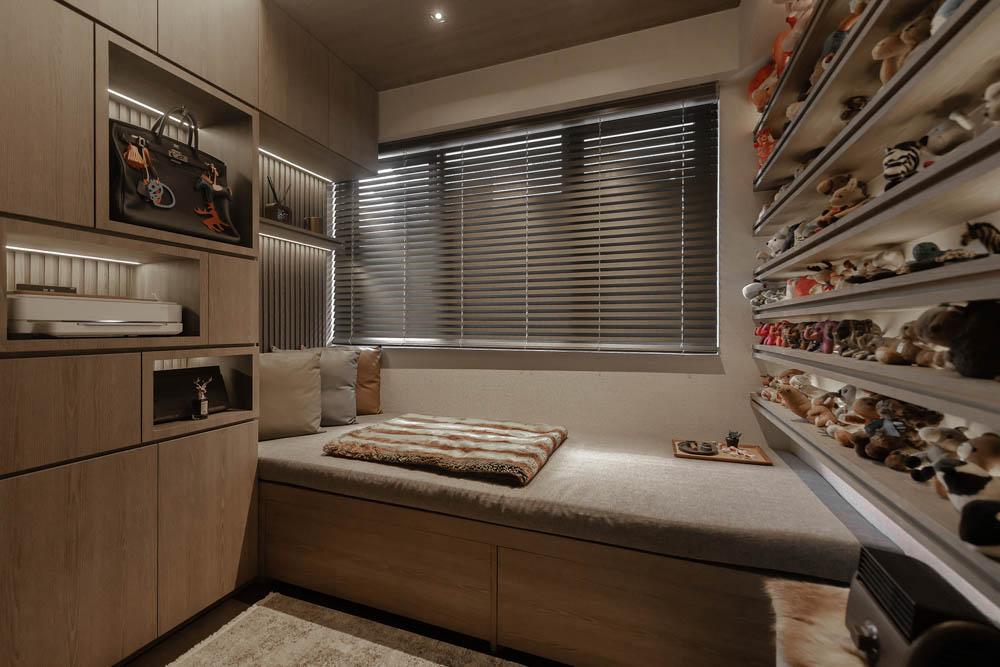 Modern Bedroom with Built-in Bed and Storage Cabinets