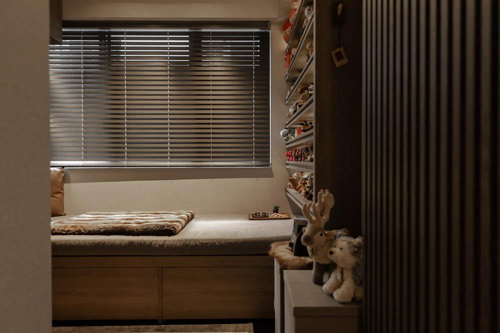 Modern Bedroom with Built-in Bed and Display Cabinets