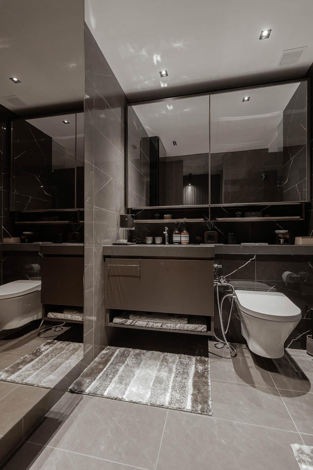 Modern Bathroom with Homogeneous Tiles and Mirror