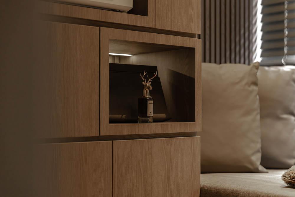 Modern Bedroom with Storage Cabinets and Display Cabinets