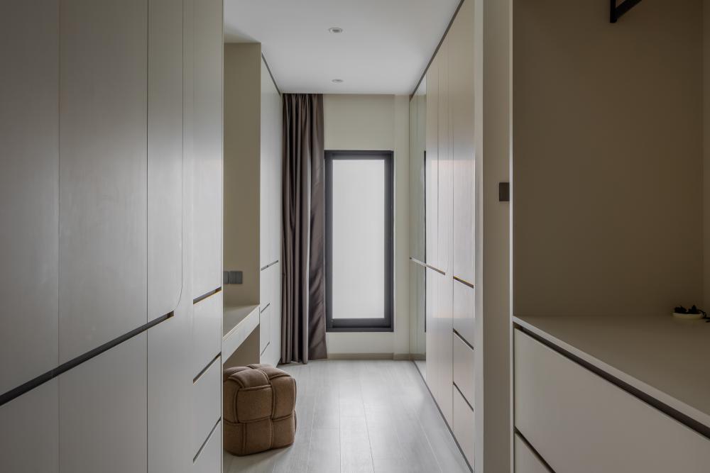 Modern Walk-in Wardrobe with Mirror and Wardrobe