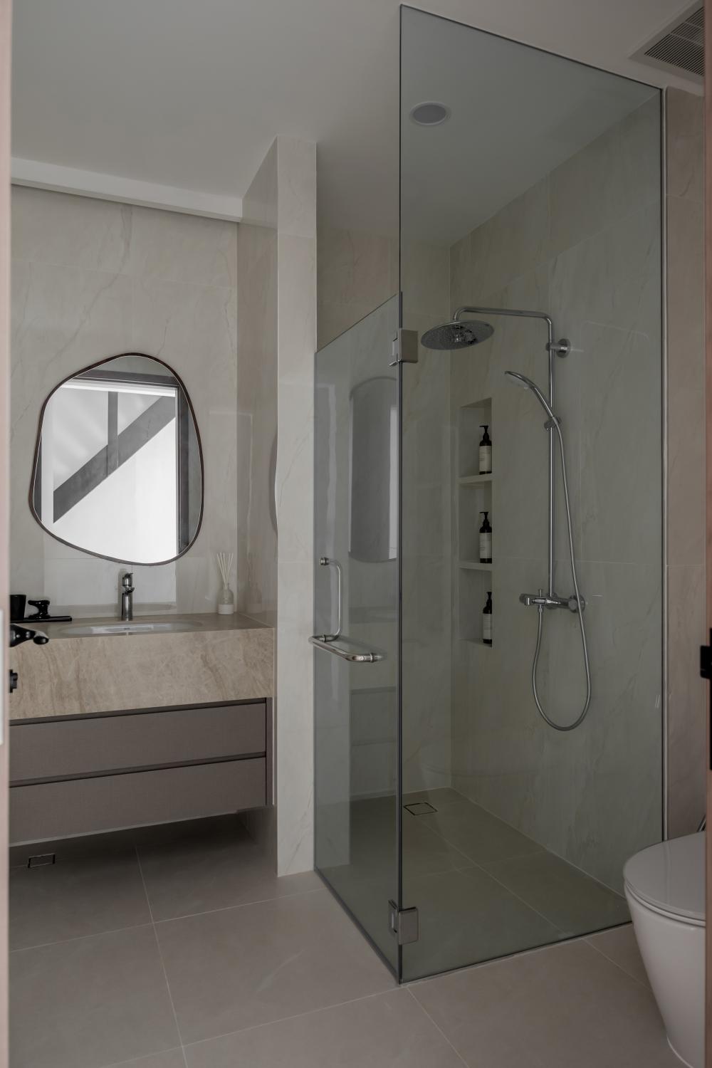 Modern Bathroom with Mirror and Rainshower