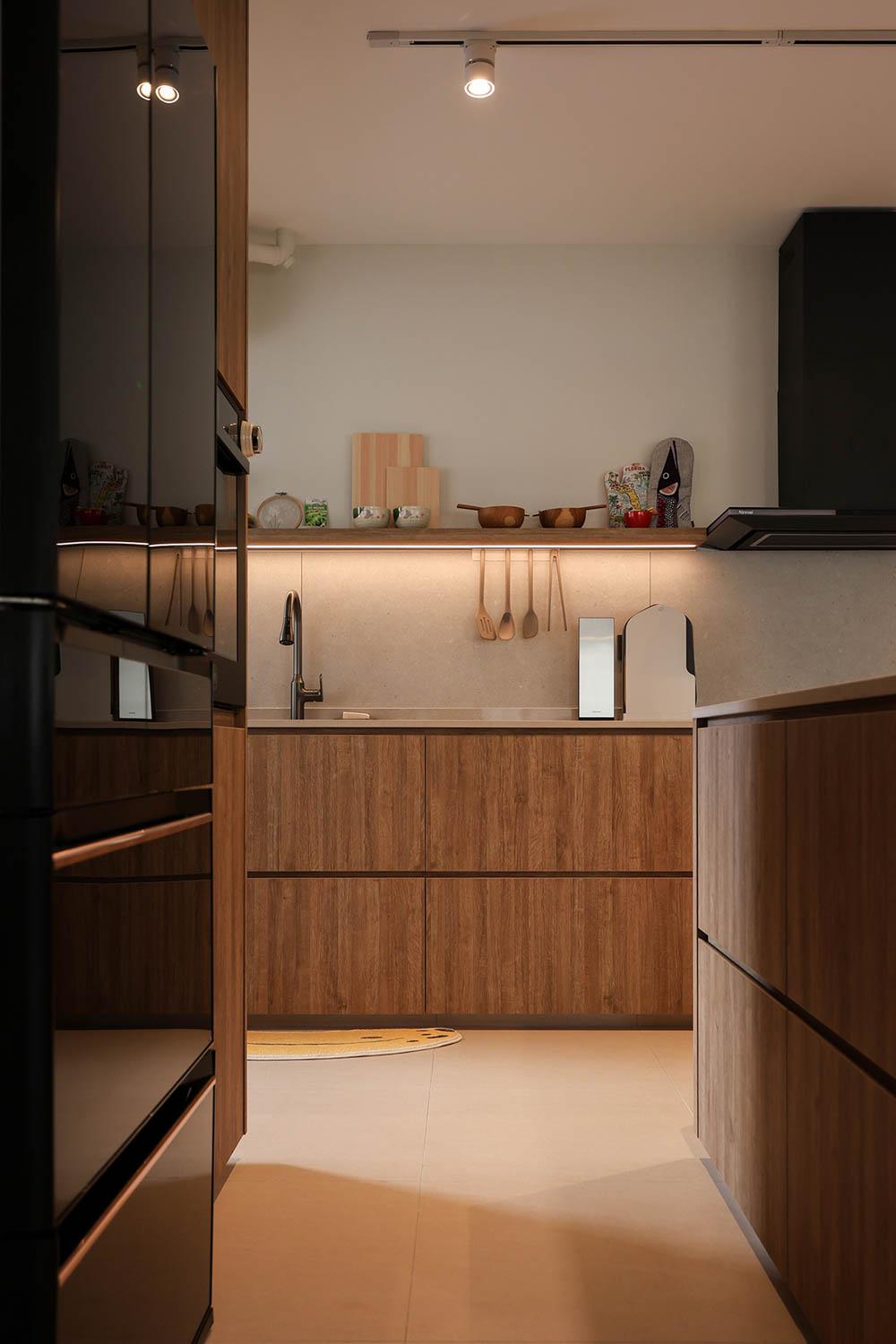 Minimalist Kitchen with Homogeneous Tiles and Kitchen Backsplash
