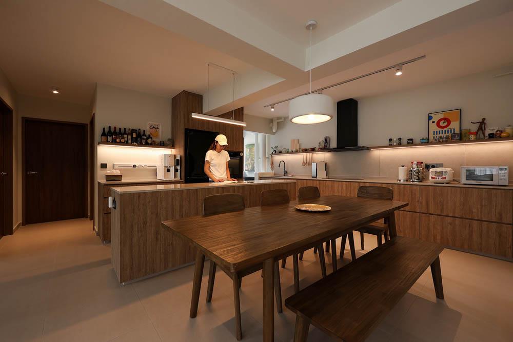 Minimalist Dining Room with Open Kitchen and Breakfast Counter