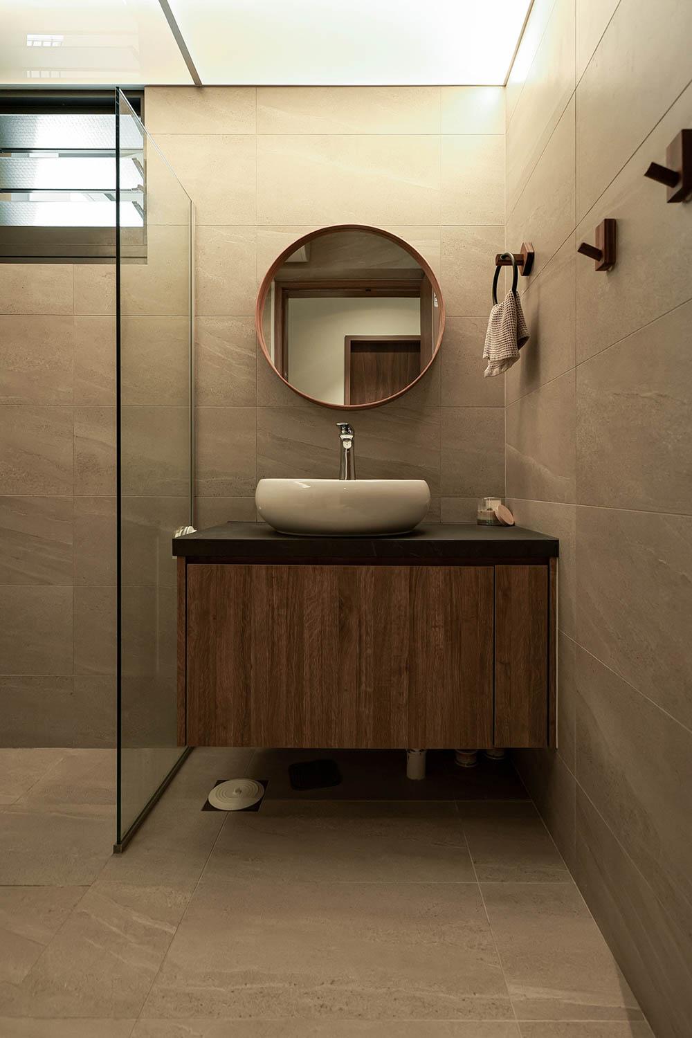 Minimalist Bathroom with Homogeneous Tiles and Mirror
