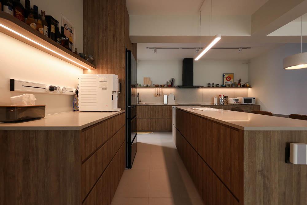 Minimalist Kitchen with Countertop and Open Kitchen