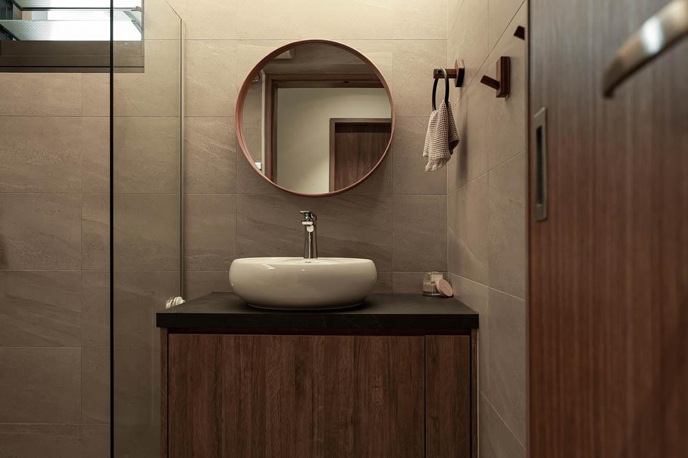 Minimalist Bathroom with Homogeneous Tiles and Mirror