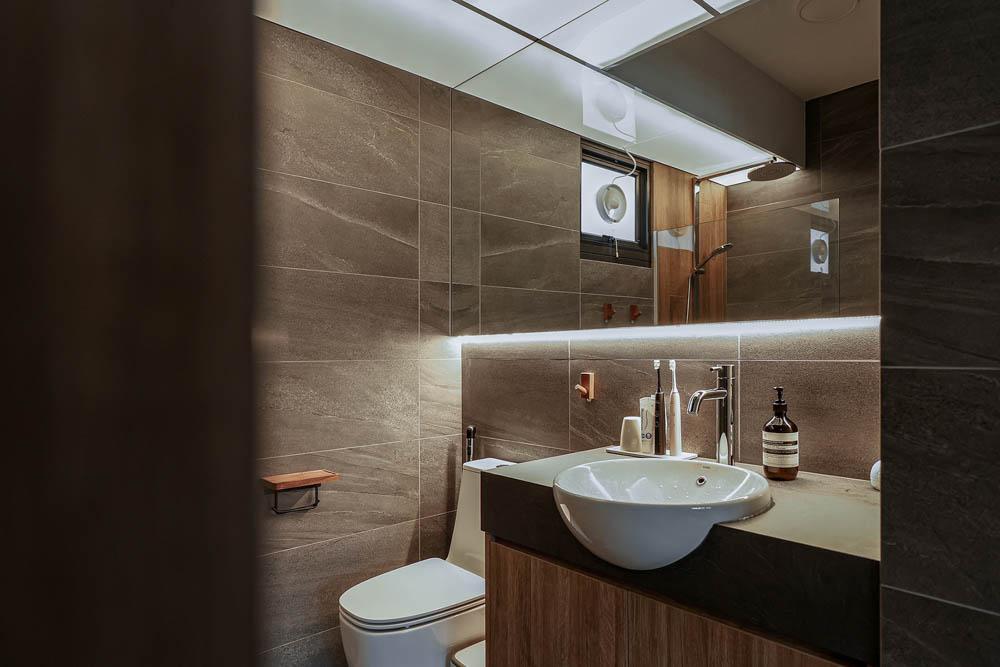 Minimalist Bathroom with Homogeneous Tiles and Mirror