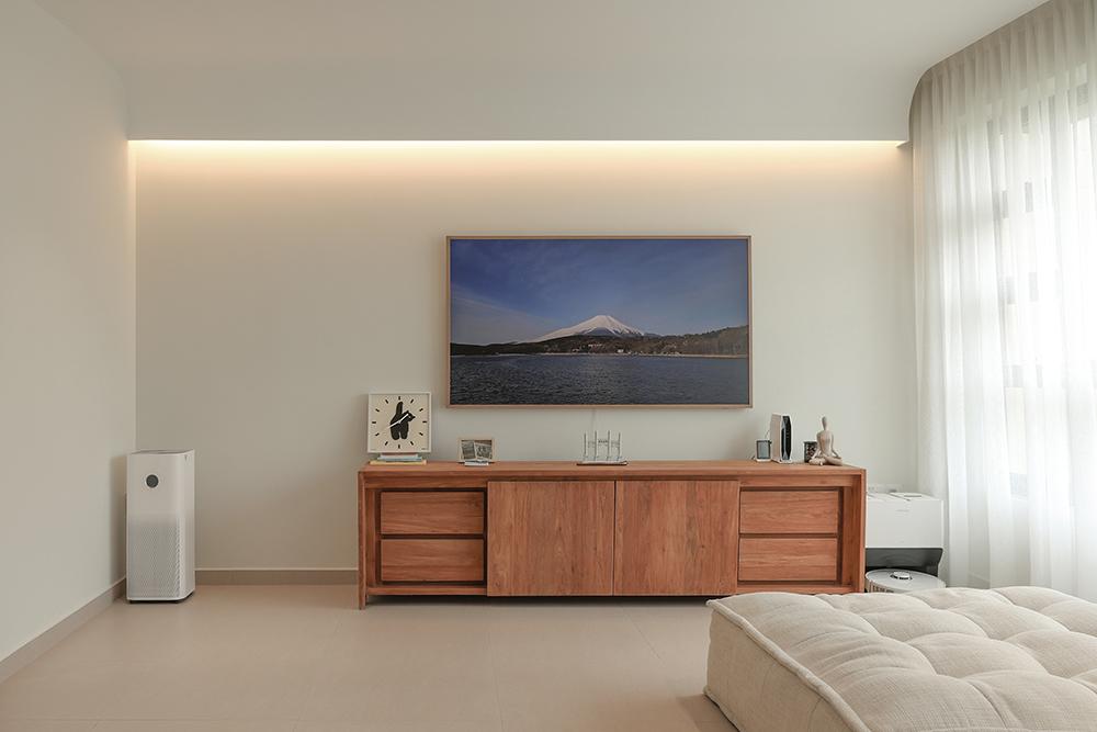 Minimalist Living Room with Homogeneous Tiles and Cove Lighting