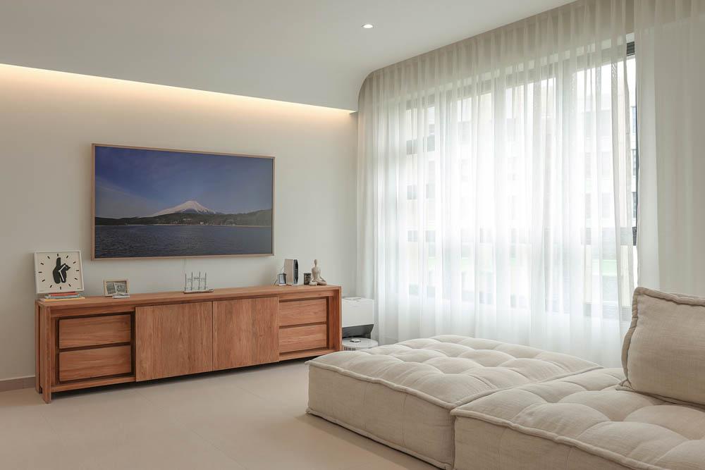 Minimalist Living Room with Homogeneous Tiles and Cove Lighting