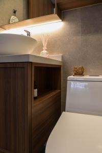 Modern Bathroom at Ghim Moh Edge