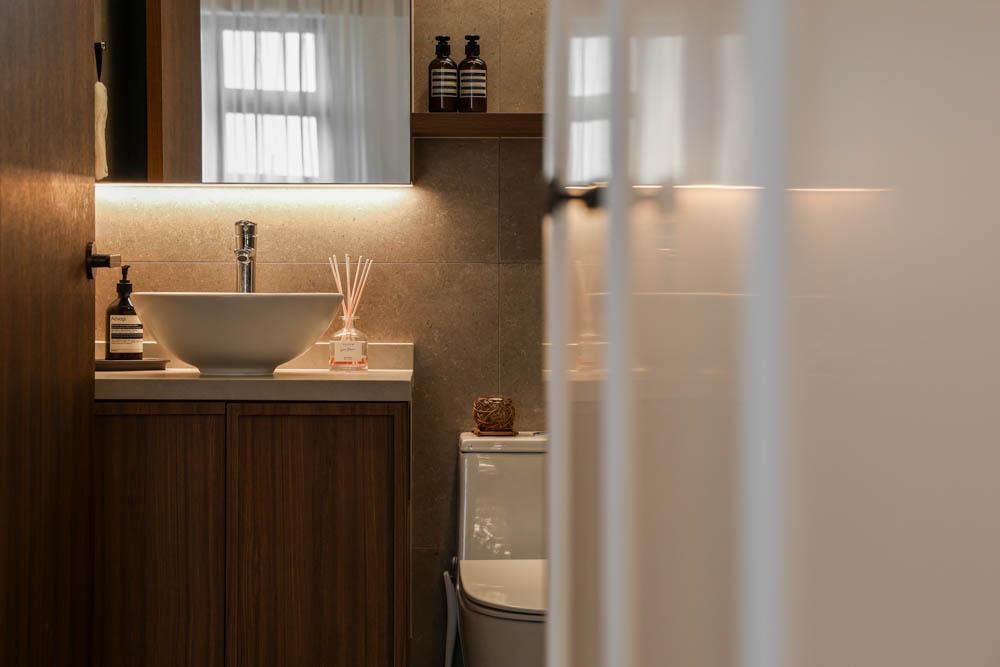 Modern Bathroom with Mirror and Bathroom Storage
