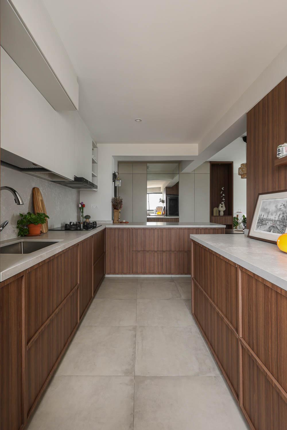 Modern Kitchen with Countertop and Homogeneous Tiles