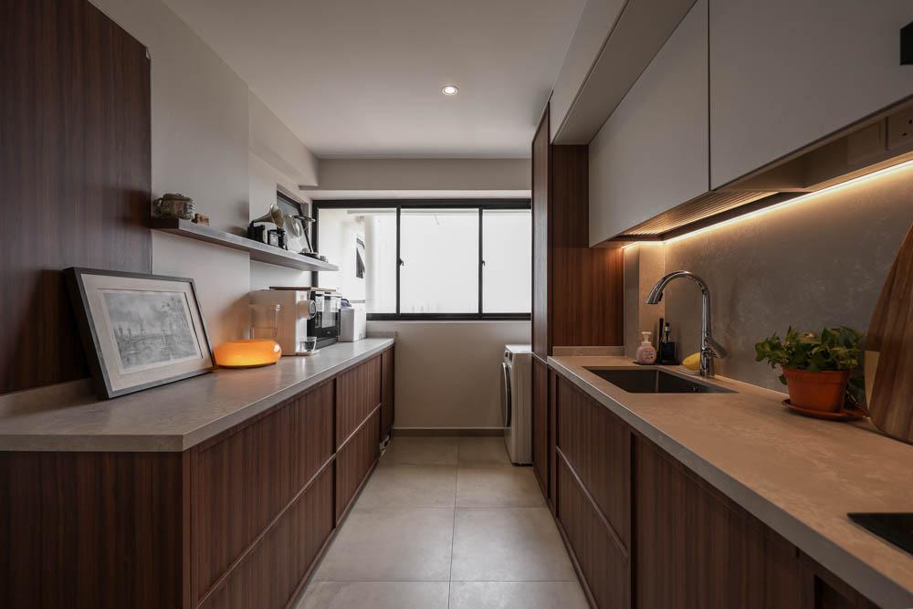 Modern Kitchen with Countertop and Homogeneous Tiles