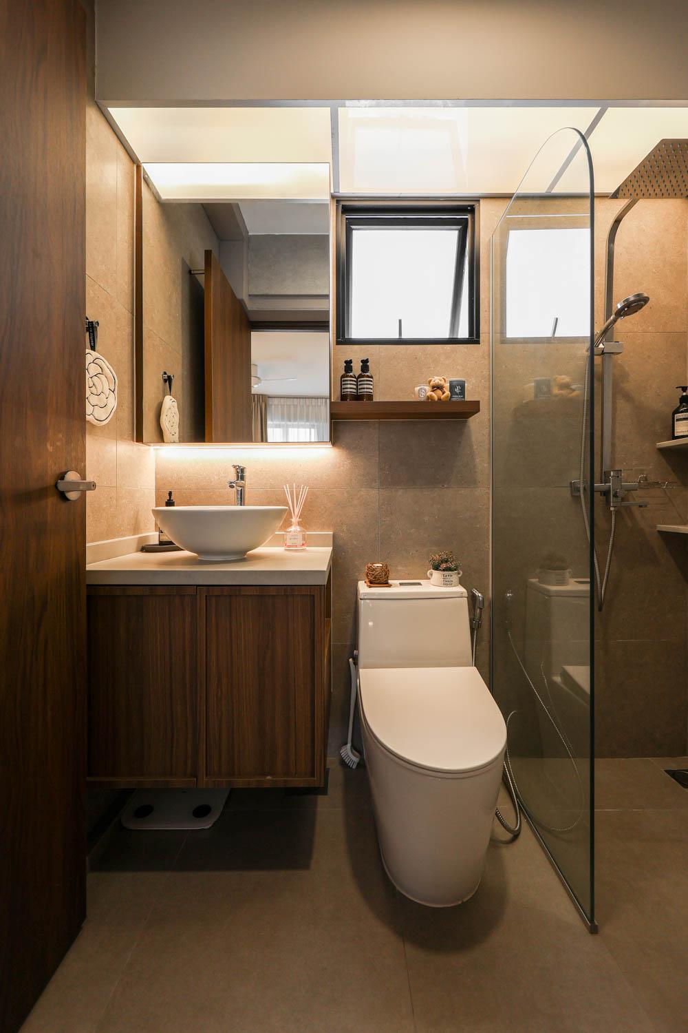 Modern Bathroom with Countertop and Homogeneous Tiles