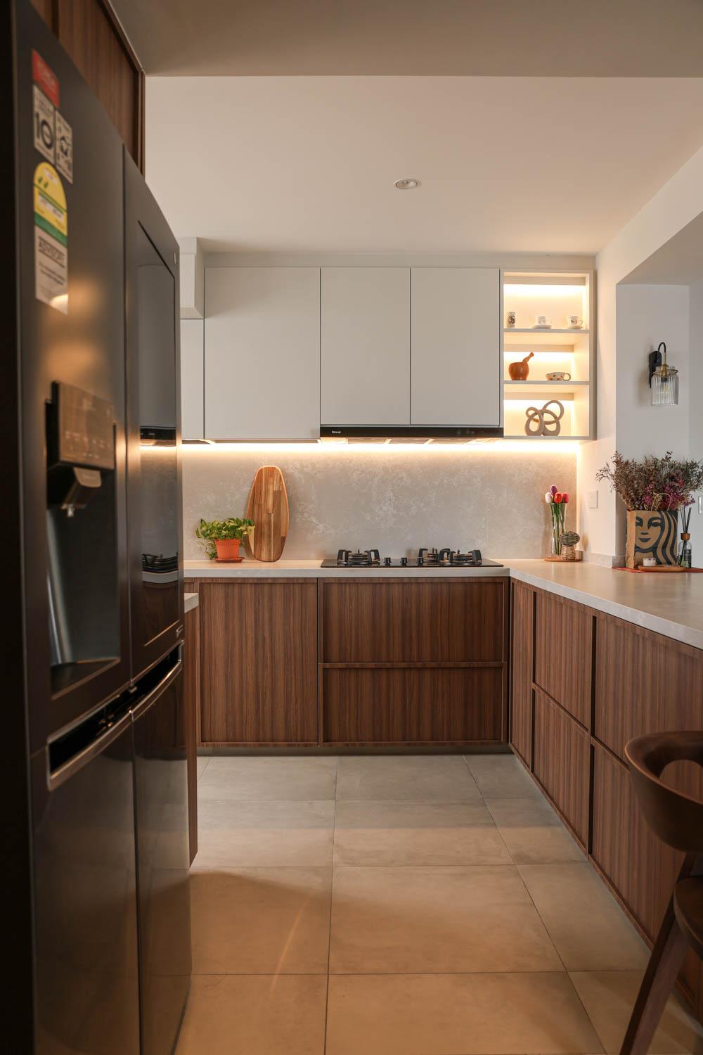 Modern Kitchen with Countertop and Homogeneous Tiles