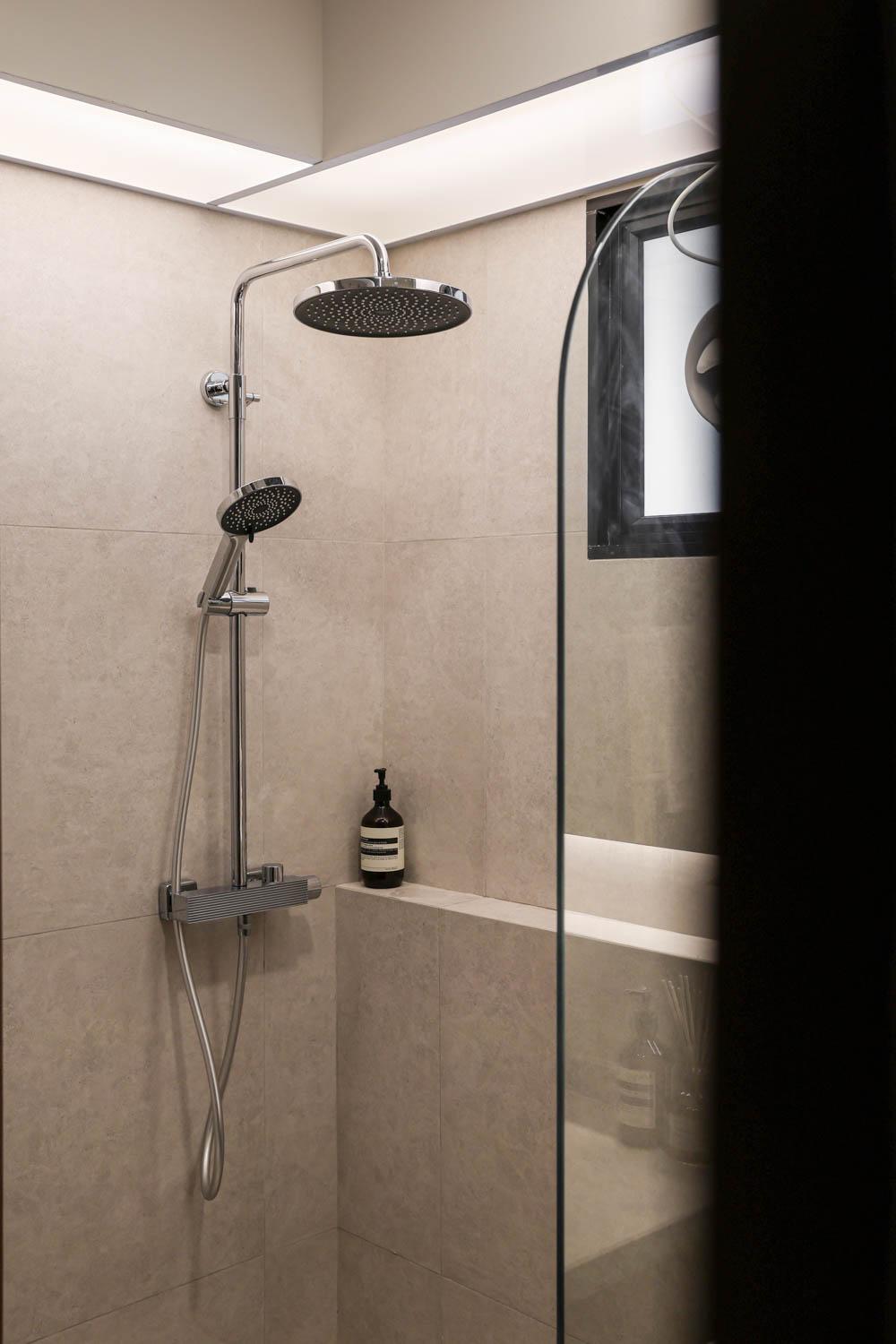 Modern Bathroom with Homogeneous Tiles and Shower Screen
