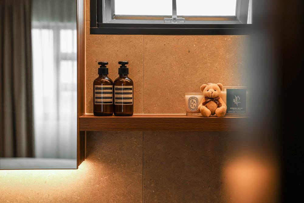 Modern Bathroom with Homogeneous Tiles and Mirror