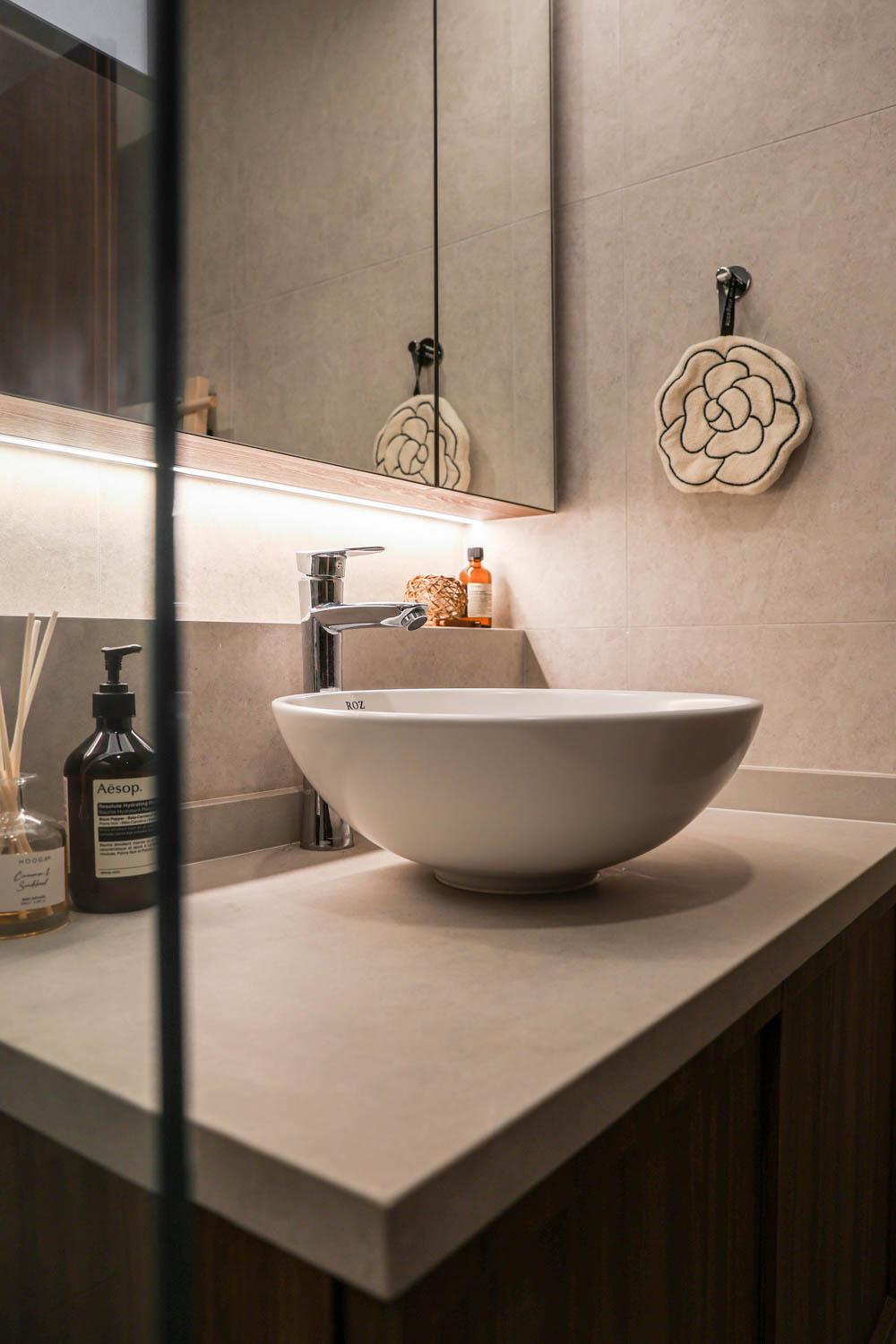 Modern Bathroom with Countertop and Mirror