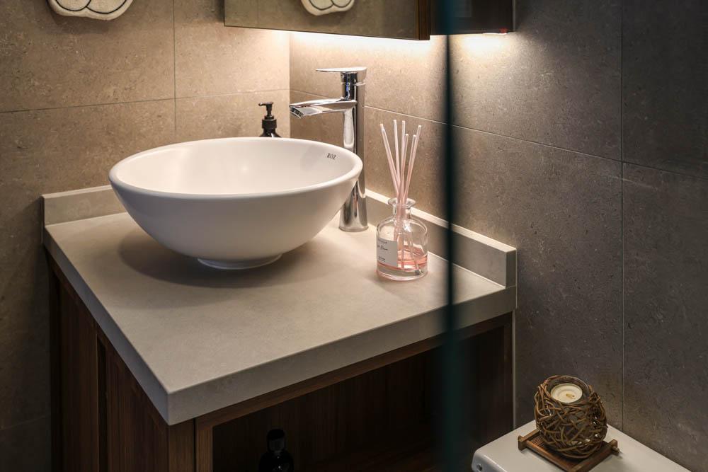 Modern Bathroom with Countertop and Mirror