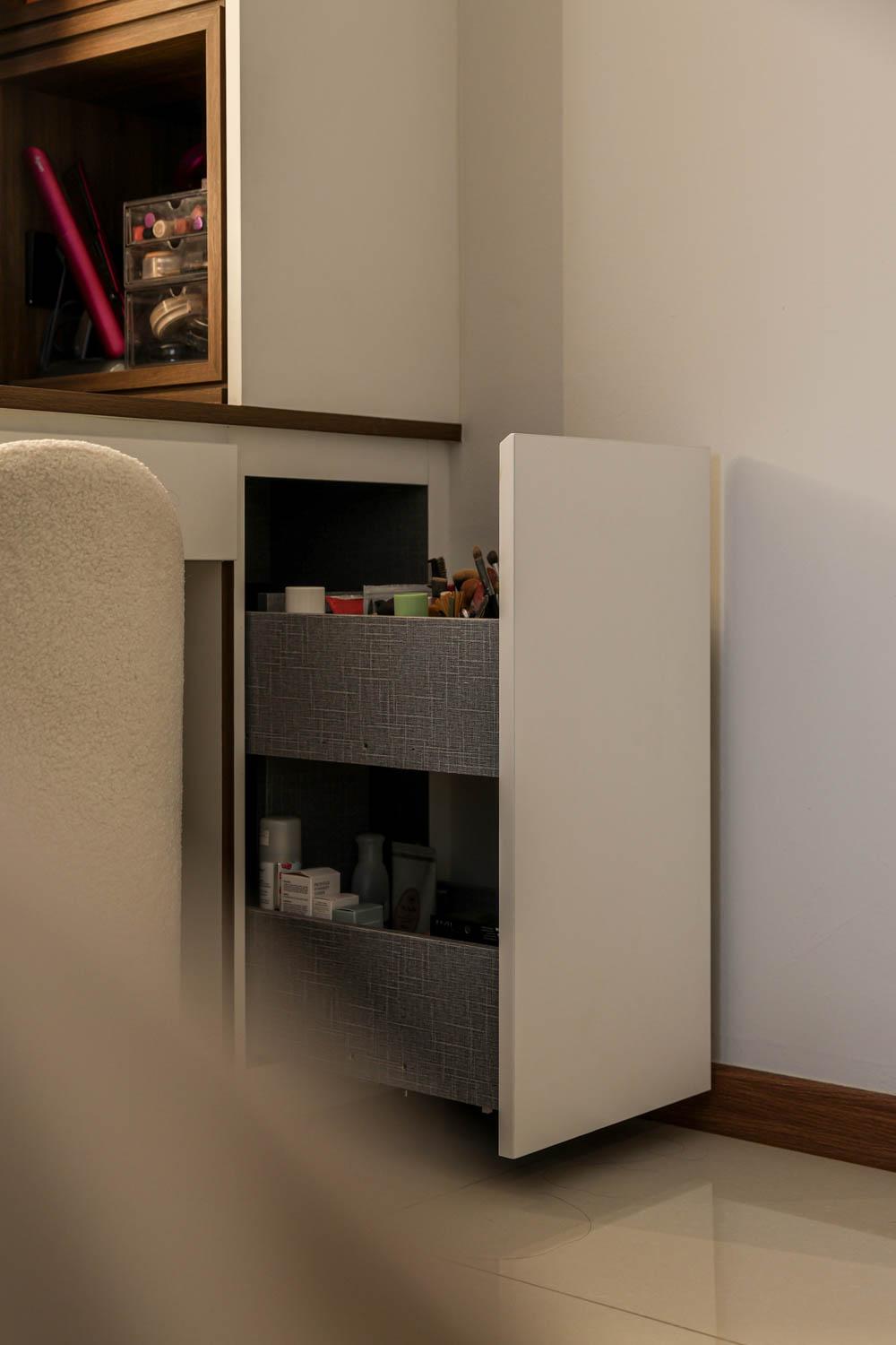 Modern Bedroom with Storage Cabinets and Display Cabinets