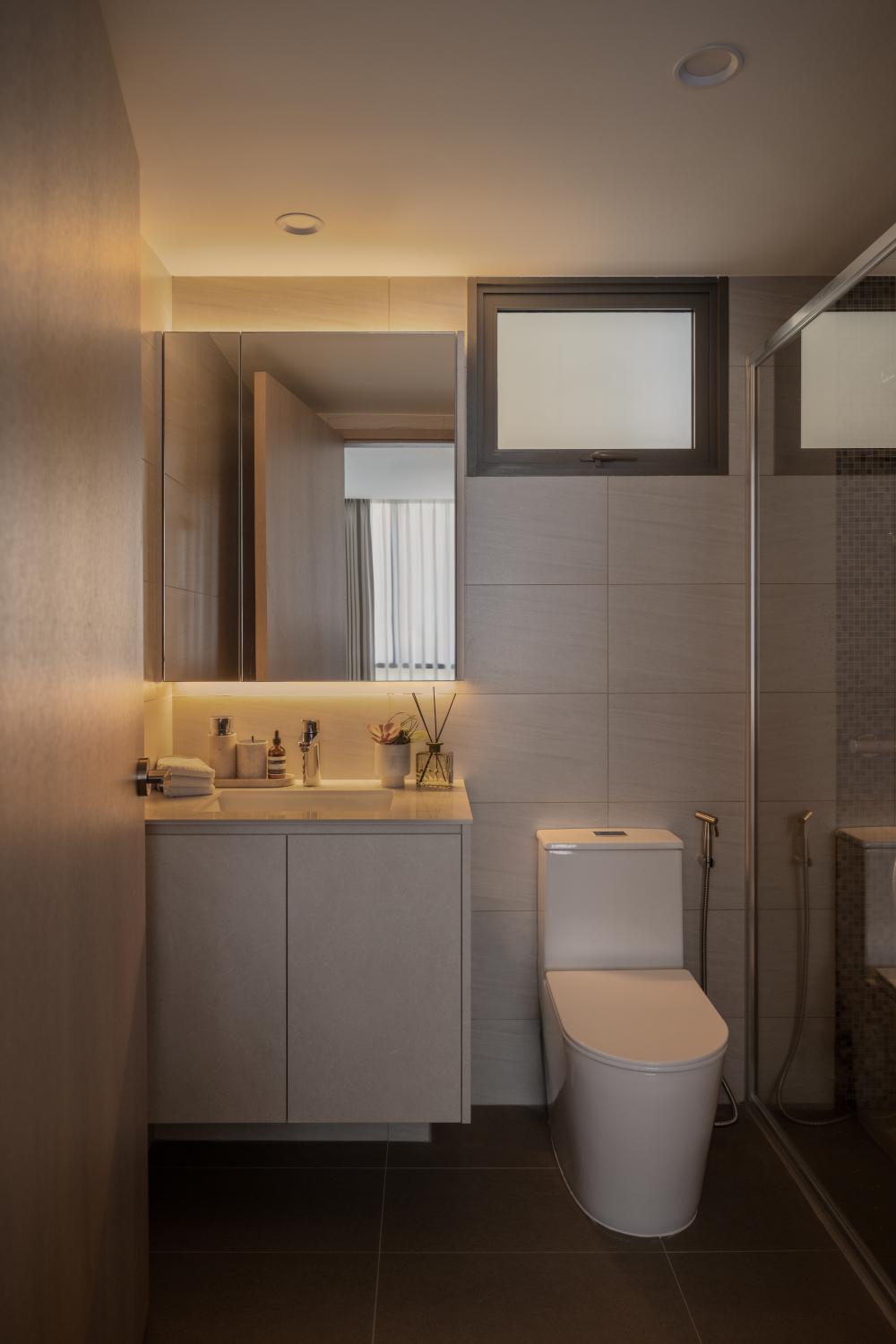 Contemporary Bathroom with Mirror and Bathroom Storage